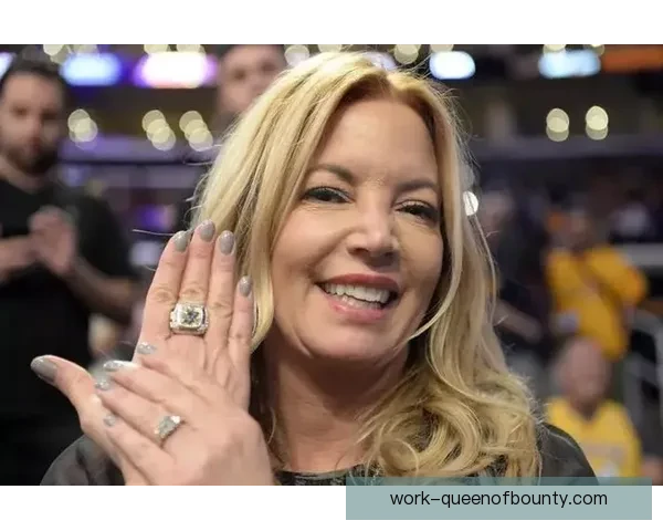 西班牙女足球员珍妮埃尔莫索出庭作证揭露卢比亚莱斯强吻事件内幕 西班牙女足球员珍妮埃尔莫索出庭作证揭露卢比亚莱斯强吻事件内幕